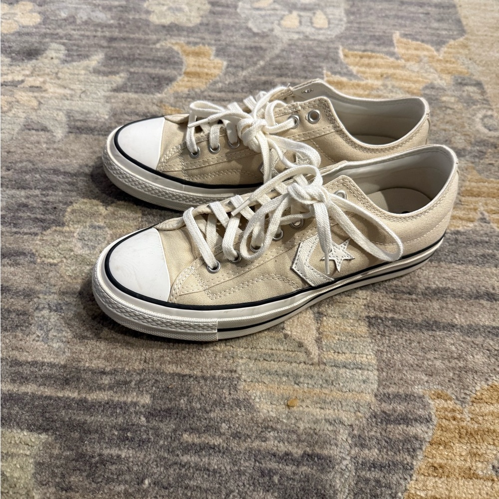 Women’s size 9 converse. Only worn once.